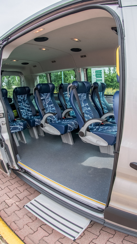 7+2 fős Ford Transit mikrobusz
