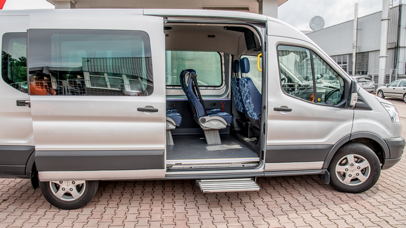 7+2 fős Ford Transit mikrobusz