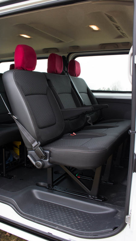 6+3 fős Opel Vivaro mikrobusz