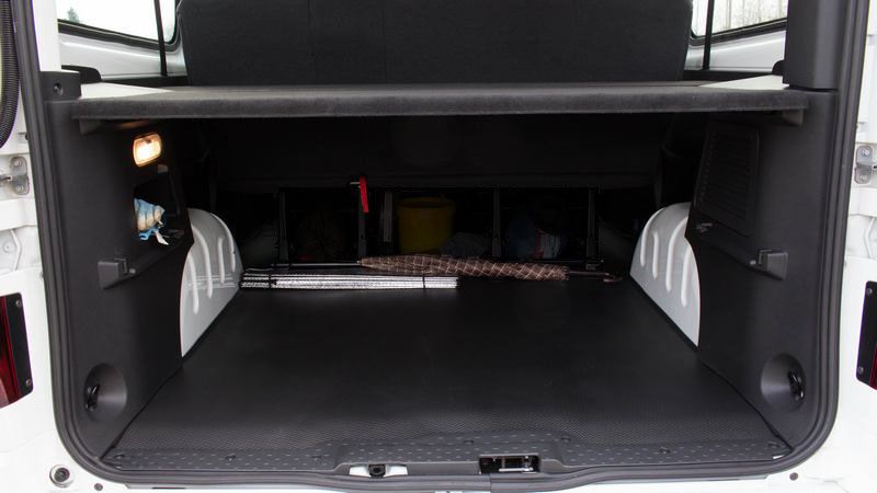 6+3 fős Opel Vivaro mikrobusz