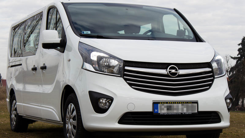 6+3 fős Opel Vivaro mikrobusz