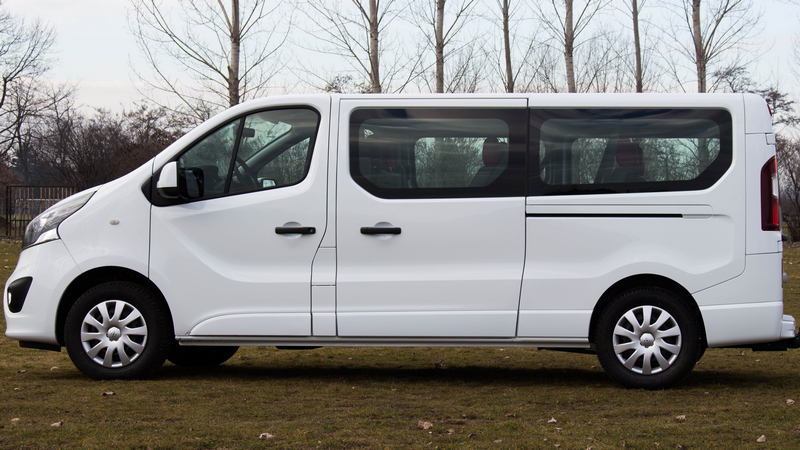6+3 fős Opel Vivaro mikrobusz