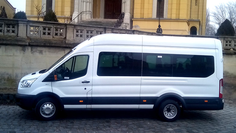 16+2 fős Ford Transit mikrobusz