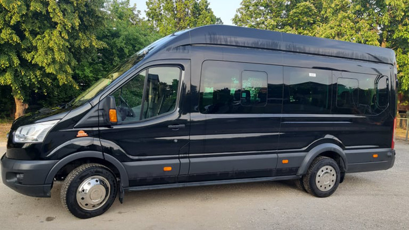 15+3 fős Ford Transit