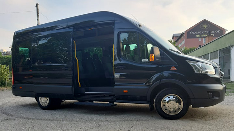 15+3 fős Ford Transit mikrobusz