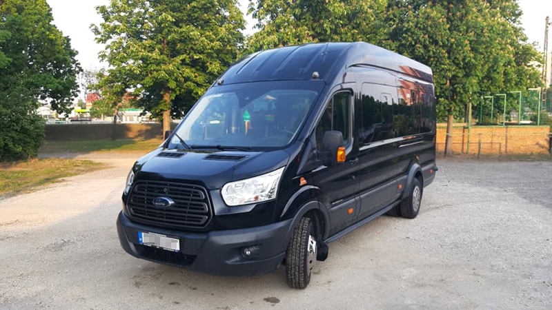 15+3 fős Ford Transit mikrobusz