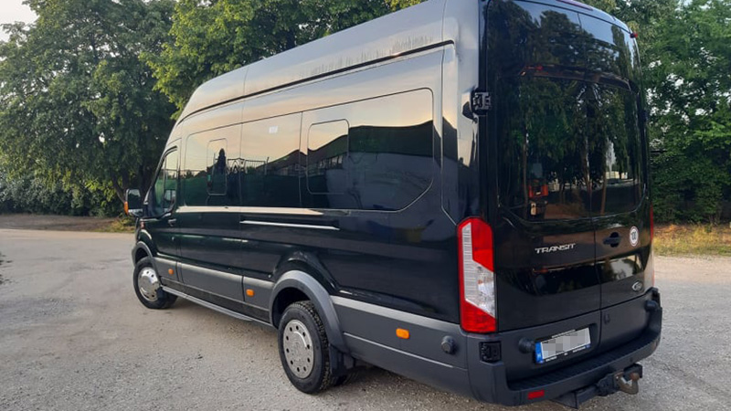 15+3 fős Ford Transit mikrobusz