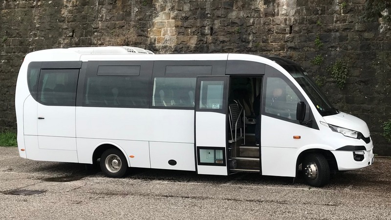 29+2 fős Iveco Unvi midibusz